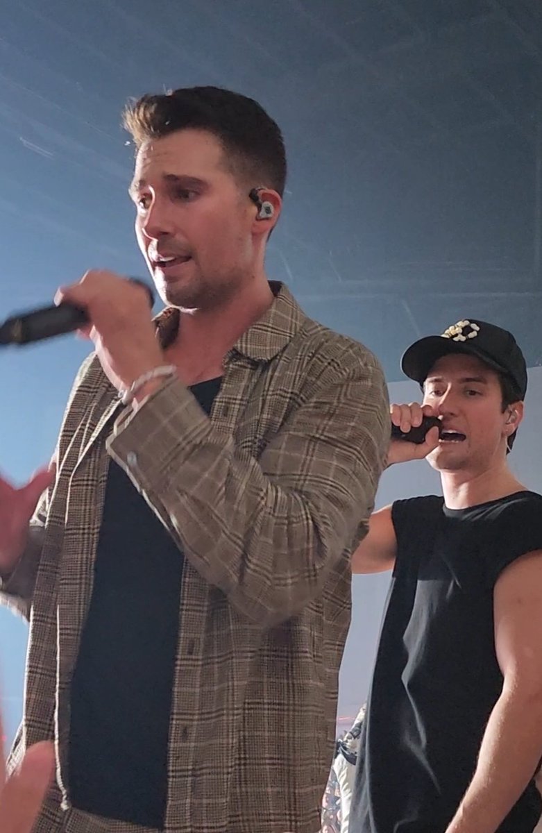 KayleighG22's tweet photo. If Paralyzed wasn't already my favorite @bigtimerush song, it would be after this incredible moment last night 

Holding @jamesmaslow 's hand for 5 seconds has been the highlight of my life 

#bigtimerush 
#forevertour
#forevertourphoenix 
#PARALYZED https://t.co/w61jgpouvr