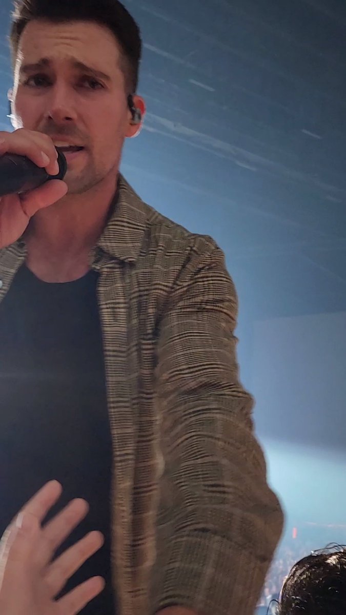 KayleighG22's tweet photo. If Paralyzed wasn't already my favorite @bigtimerush song, it would be after this incredible moment last night 

Holding @jamesmaslow 's hand for 5 seconds has been the highlight of my life 

#bigtimerush 
#forevertour
#forevertourphoenix 
#PARALYZED https://t.co/w61jgpouvr