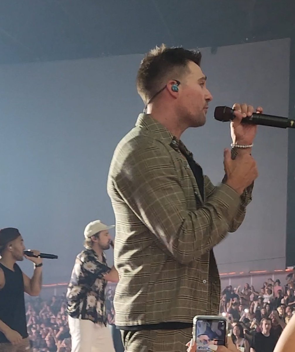 KayleighG22's tweet photo. If Paralyzed wasn't already my favorite @bigtimerush song, it would be after this incredible moment last night 

Holding @jamesmaslow 's hand for 5 seconds has been the highlight of my life 

#bigtimerush 
#forevertour
#forevertourphoenix 
#PARALYZED https://t.co/w61jgpouvr