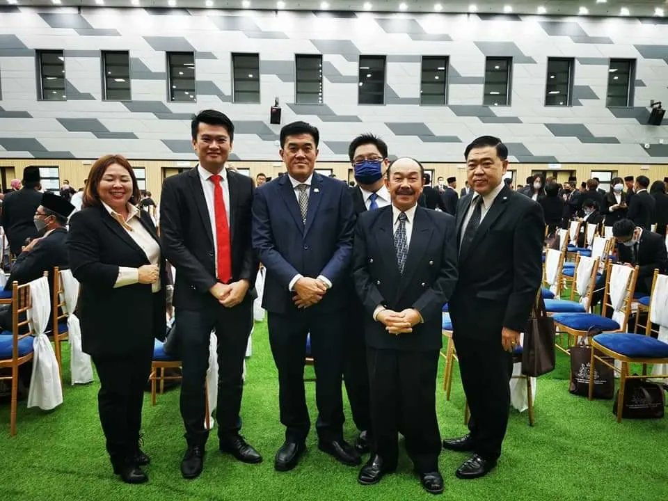 TanChong_06's tweet photo. 出席全柔市县议员委任状颁发宣誓仪式。市县议员是地方政府与人民之间沟通的第一桥梁。希望各位受委的市县议员能尽心尽力履行自身的责任，为民发声，为民解困。

＃Semoga ＃setiap ＃ahli ＃majlis ＃yang ＃dilantik ＃dapat ＃menjadi ＃jambatan ＃antara ＃kerajaan ＃tempatan ＃dan ＃rakyat https://t.co/dmjJO2KInQ