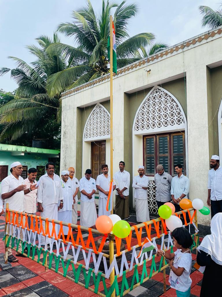 NsrSalethur's tweet photo. Amrit Mahotsav | Independence Day Flag Hoisting
> Panjarakodi, Salethur
#panjarakodi #mitharaje #SSF #SYS #RJMpanjarakodi #SsfSalethur #SSFmitharaje #independenceday #india #AmritMahotsav #India #IndependenceDayIndia #IndependenceDay2022 https://t.co/jCX1JwwsRK