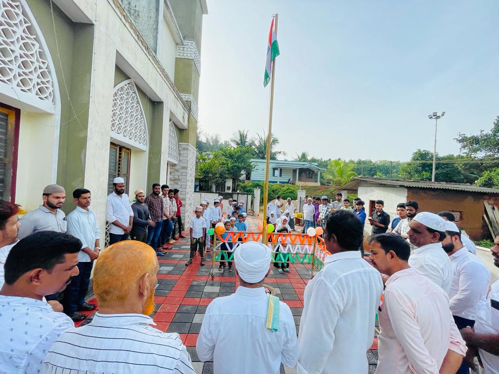 NsrSalethur's tweet photo. Amrit Mahotsav | Independence Day Flag Hoisting
> Panjarakodi, Salethur
#panjarakodi #mitharaje #SSF #SYS #RJMpanjarakodi #SsfSalethur #SSFmitharaje #independenceday #india #AmritMahotsav #India #IndependenceDayIndia #IndependenceDay2022 https://t.co/jCX1JwwsRK