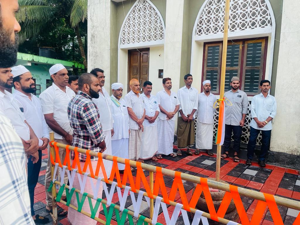 NsrSalethur's tweet photo. Amrit Mahotsav | Independence Day Flag Hoisting
> Panjarakodi, Salethur
#panjarakodi #mitharaje #SSF #SYS #RJMpanjarakodi #SsfSalethur #SSFmitharaje #independenceday #india #AmritMahotsav #India #IndependenceDayIndia #IndependenceDay2022 https://t.co/jCX1JwwsRK