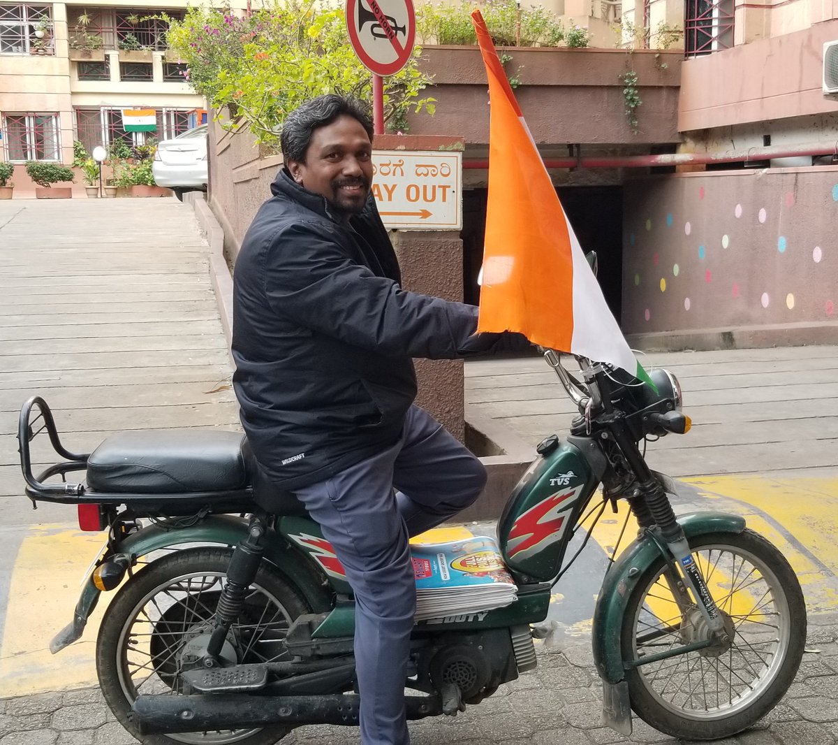 harishbijoor's tweet photo. iTWEET:25 years ago,on #IndependenceDay 1997,I bought my first set of wheels with my own money! A #TVS50! Was a proud day!Just now, I bumped into my newspaper delivery partner on the same! Felt good! Wheels empower! #MeraBhaaratMahaan #HappyIndependenceDay https://t.co/1YZPDt1Zx0