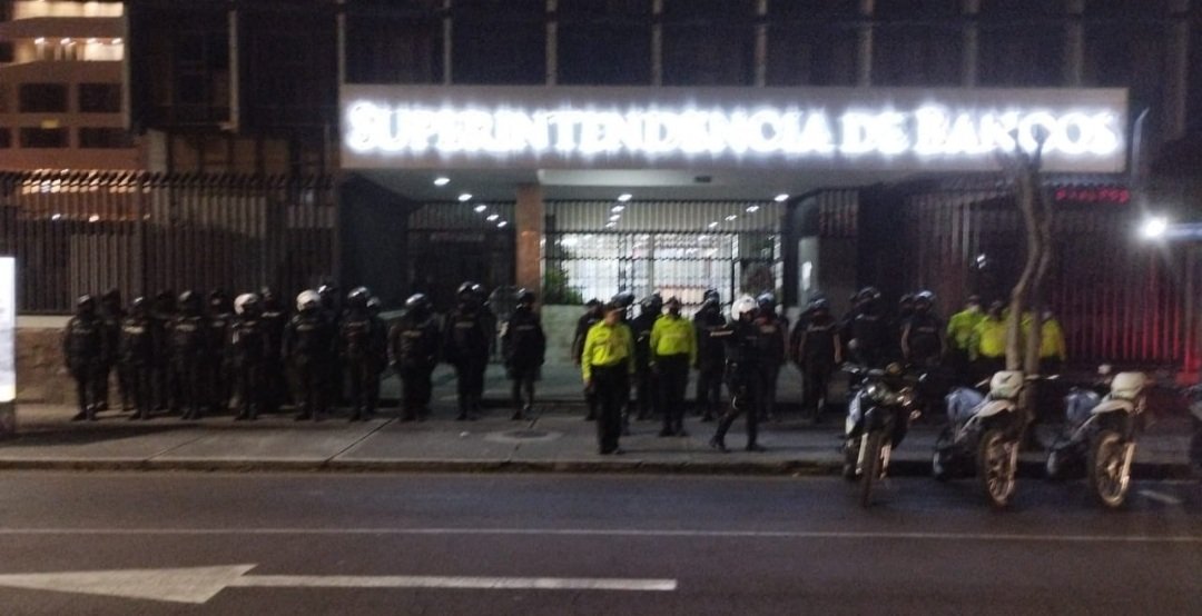 gonzalezcraul's tweet photo. Es lamentable que un organismo técnico como la @superbancosEC sea sujeto a maniobras desde el gobierno. NO existe la necesidad de que la @PoliciaEcuador proteja a la @superbancosEC. Lo que la ciudadanía SI NECESITA ES QUE LA @PoliciaEcuador resguarde a la ciudanía. https://t.co/wshvrrcz0w