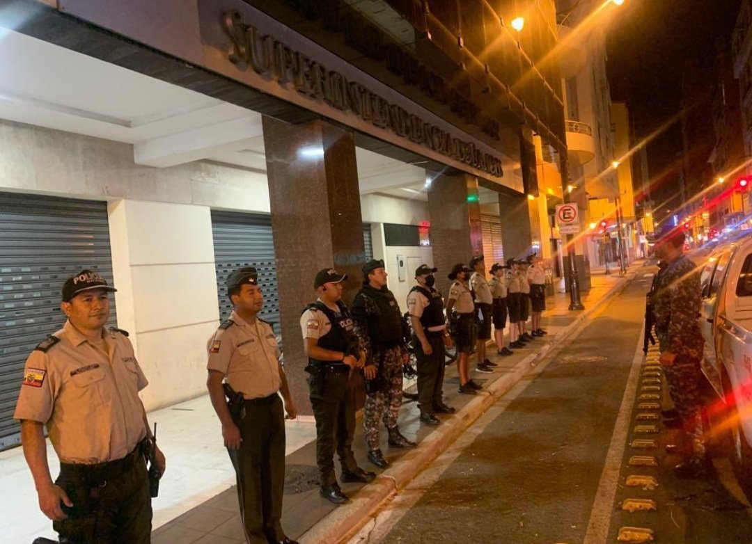 gonzalezcraul's tweet photo. Es lamentable que un organismo técnico como la @superbancosEC sea sujeto a maniobras desde el gobierno. NO existe la necesidad de que la @PoliciaEcuador proteja a la @superbancosEC. Lo que la ciudadanía SI NECESITA ES QUE LA @PoliciaEcuador resguarde a la ciudanía. https://t.co/wshvrrcz0w