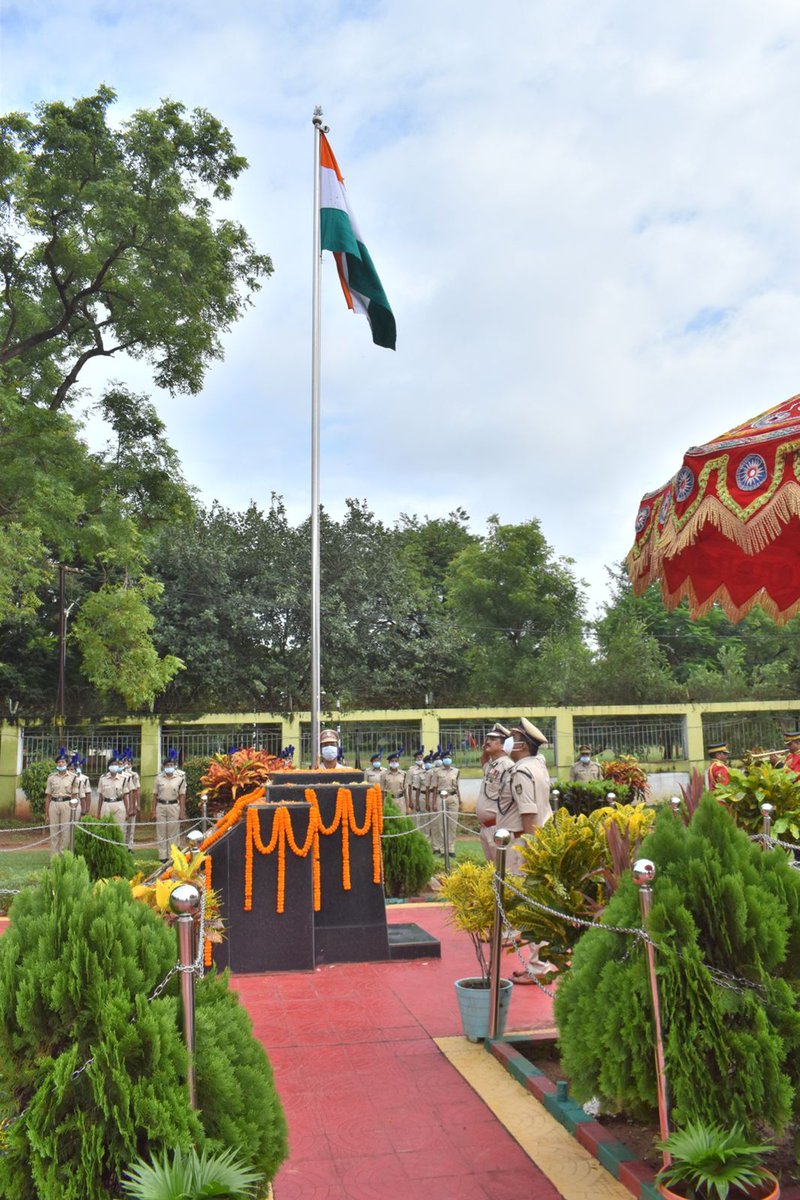 CRPF_Odisha's tweet photo. @CRPF_Odisha joins the Nation in celebrating #76thIndependenceDay. Hoisting the tricolor, Sh. S.K. Mohanty, IG conveyed his best wishes and congratulated the Gallantry Medal recipients. He exhorted everyone to take inspiration from 110 Brave Heart Gallantry Winners of the Force. https://t.co/GLrq87nuxa