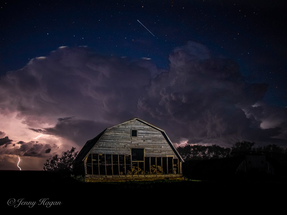 LostInSk's tweet photo. Caught the #Perseids with a severe warned storm in #saskatchewan August 13. Like a kid in the candy store #ShareYourWeather #stormhour #Canada https://t.co/pszsz4ZhSh
