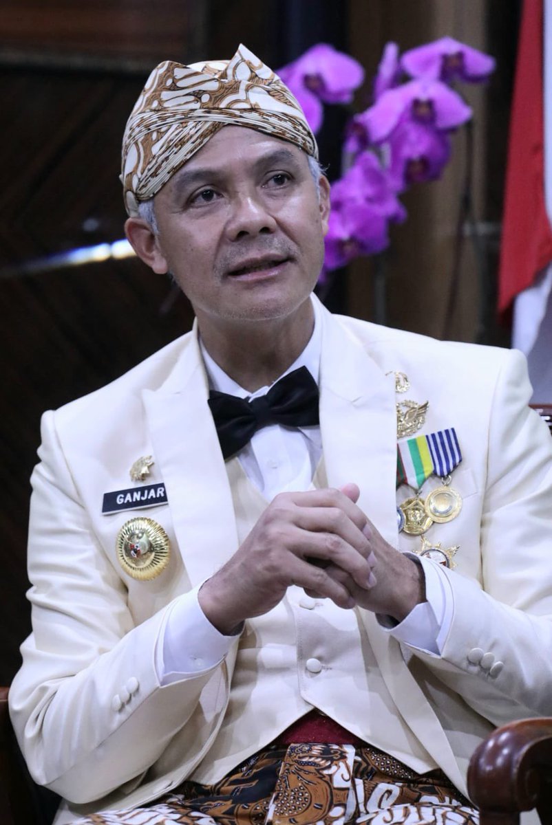 ganjarpranowo's tweet photo. 72 tahun Jawa Tengah berdiri, di bawah Negara Kesatuan Republik Indonesia. Satu persatu pekerjaan rumah kita kerjakan. Infrastruktur, perekonomian, pembangunan SDM sampai sosial budaya jadi pondasi yang kita siapkan untuk menggapai kemakmuran.  #72Jateng https://t.co/Y7y891oKjh