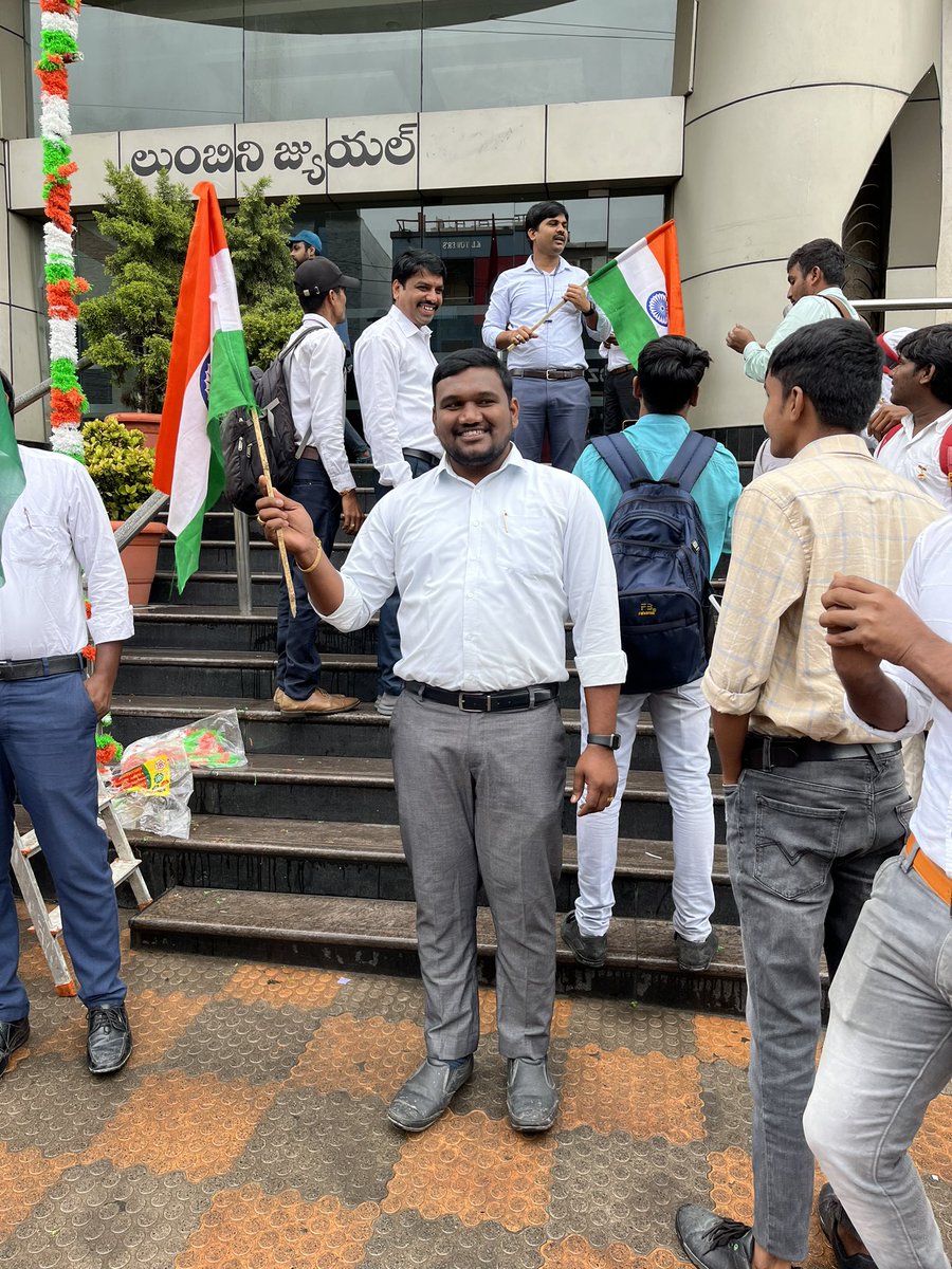 “మాతృ భూమి కోసం తమ ధన, మాన, ప్రాణాలను త్యాగం చేసిన వారెందరో మహానుభావులు.. 
అందరికీ వందనములు!!!!

Happy 75th Independence Day to all My Dear twitter Family …..