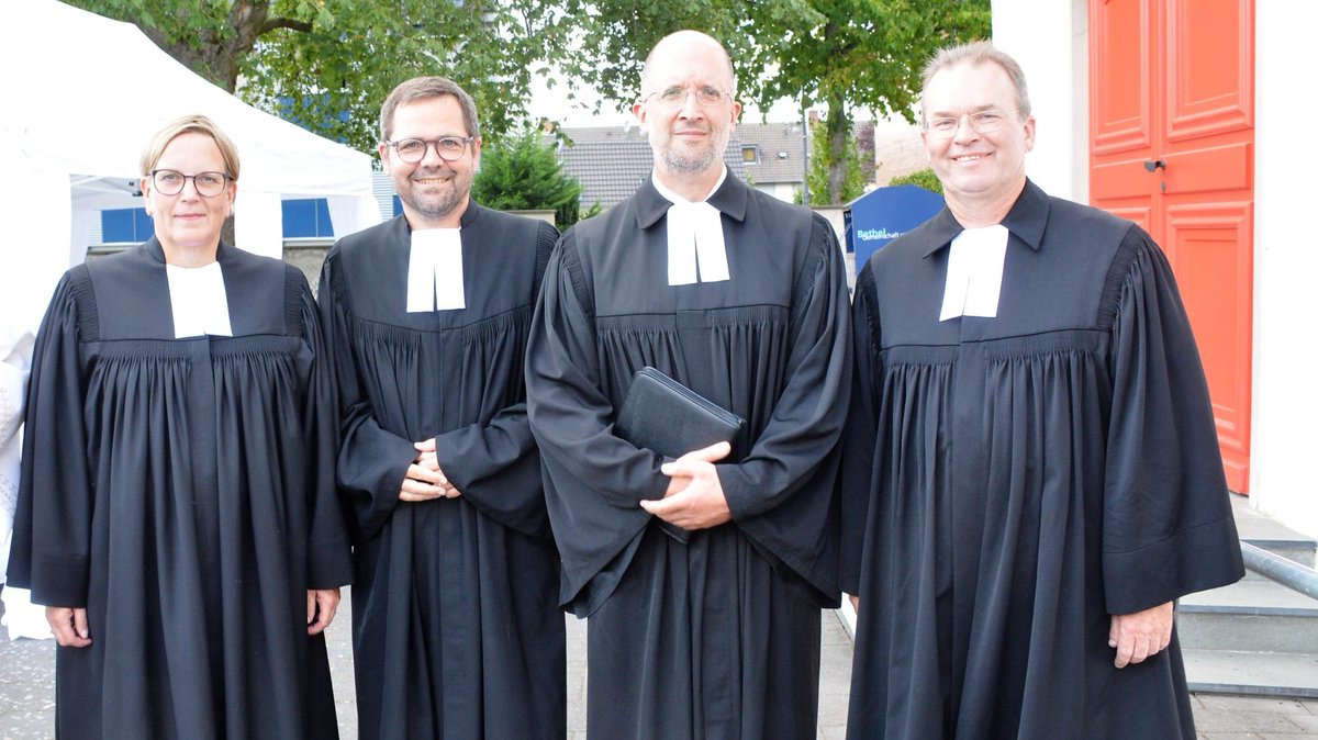 kirchekoeln's tweet photo. Präses Dr. Thorsten Latzel hat Pfarrer Torsten Krall als Superintendenten des Kirchenkreises Köln-Rechtsrheinisch eingeführt. Danach segnete Krall Pfarrerin Kerstin Herrenbrück als Synodalassessorin des Kirchenkreises. https://t.co/avl3DitvkB #KircheKoeln #Kirche #Evangelisch https://t.co/fdLAMfr0gO