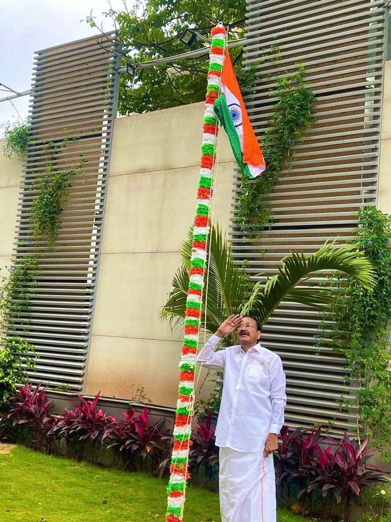 MVenkaiahNaidu's tweet image. స్వాతంత్ర్య దినోత్సవం సందర్భంగా హైదరాబాద్ లోని మా నివాసంలో భారత జాతీయ పతాకాన్ని ఆవిష్కరించడం ఎంతో ఆనందాన్ని అందించింది. భారత జాతిని సంఘటితం చేయగల ప్రేరణాత్మక శక్తి... మన మువ్వన్నెల జెండా. #IndependenceDay2022 #AzadiKaAmritMahotsav #HarGharTiranga