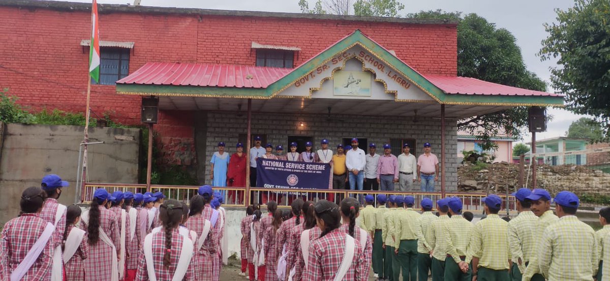 स्वतंत्रता दिवस के अवसर पर राजकीय वरिष्ठ माध्यमिक विद्यालय लगड़ू के एन एस एस के स्वयंसेवक, कार्यक्रम अधिकारी व  स्कूल का स्टाफ ध्वजारोहण करते हुए।