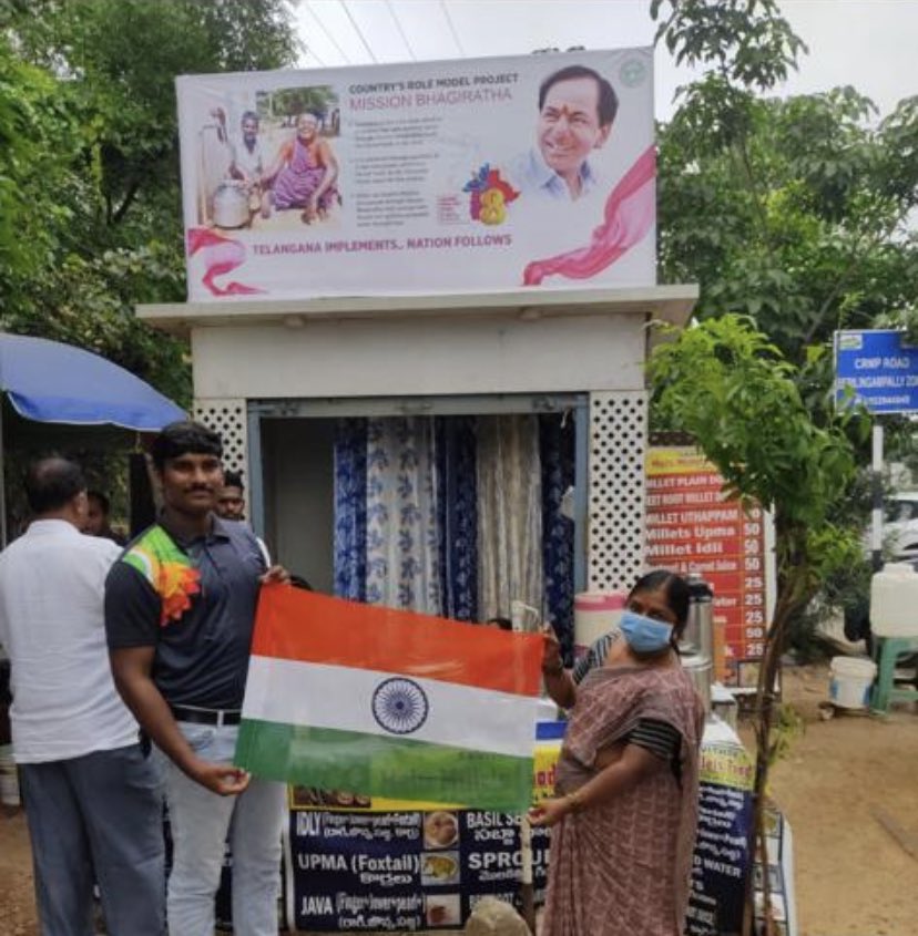 pakhiagarwal06's tweet photo. Pride in eyes, the tricolour imprinted in our hearts &amp; tshirts,The Loocafe team joins hands with all Loocafe’s PAN India to Hoist our flag &amp; join the Har ghar tiranga campaign Jai hind and happy independence day. 
This is how Loocafe spent their Independence day!
#HarGharTiranga https://t.co/gDvi1hqRrv