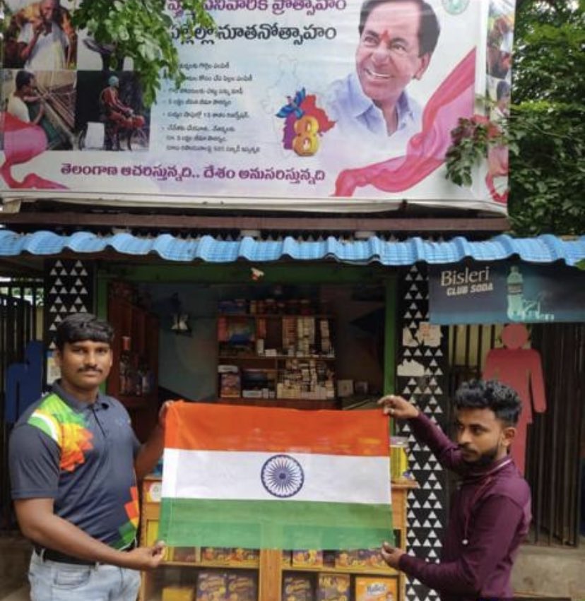 pakhiagarwal06's tweet photo. Pride in eyes, the tricolour imprinted in our hearts &amp; tshirts,The Loocafe team joins hands with all Loocafe’s PAN India to Hoist our flag &amp; join the Har ghar tiranga campaign Jai hind and happy independence day. 
This is how Loocafe spent their Independence day!
#HarGharTiranga https://t.co/gDvi1hqRrv