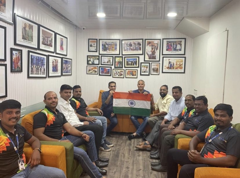 pakhiagarwal06's tweet photo. Pride in eyes, the tricolour imprinted in our hearts &amp; tshirts,The Loocafe team joins hands with all Loocafe’s PAN India to Hoist our flag &amp; join the Har ghar tiranga campaign Jai hind and happy independence day. 
This is how Loocafe spent their Independence day!
#HarGharTiranga https://t.co/gDvi1hqRrv