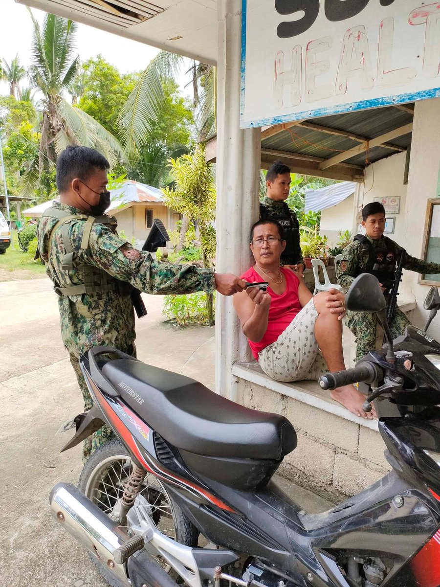 Rpscoyrpsb7's tweet photo. 𝐖𝐄 𝐀𝐑𝐄 𝐓𝐀𝐊𝐈𝐍𝐆 𝐀𝐂𝐓𝐈𝐎𝐍𝐒

RMFB 7, Argao - Personnel of Technical Support Company led by Julius M Almario gave face mask to the residents of Brgy. Taloot, Argao, Cebu on August 15, 2022 at 09:00 in the morning. https://t.co/p38uyUN44M