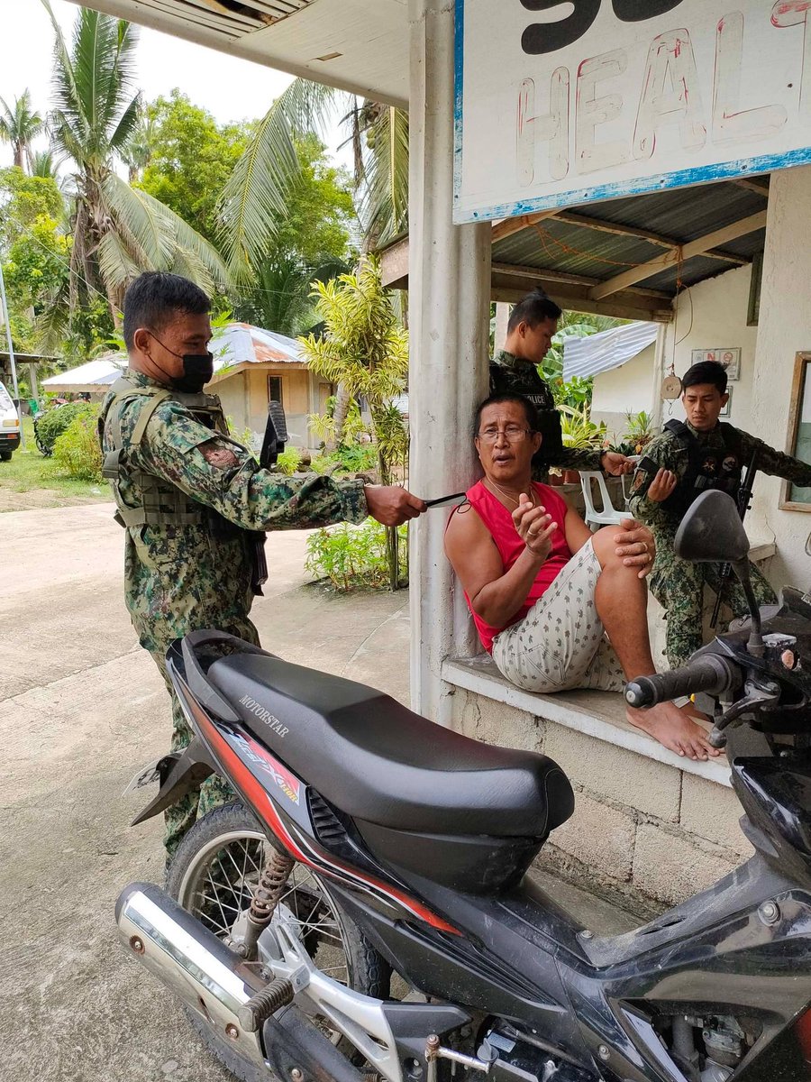 Rpscoyrpsb7's tweet photo. 𝐖𝐄 𝐀𝐑𝐄 𝐓𝐀𝐊𝐈𝐍𝐆 𝐀𝐂𝐓𝐈𝐎𝐍𝐒

RMFB 7, Argao - Personnel of Technical Support Company led by Julius M Almario gave face mask to the residents of Brgy. Taloot, Argao, Cebu on August 15, 2022 at 09:00 in the morning. https://t.co/p38uyUN44M