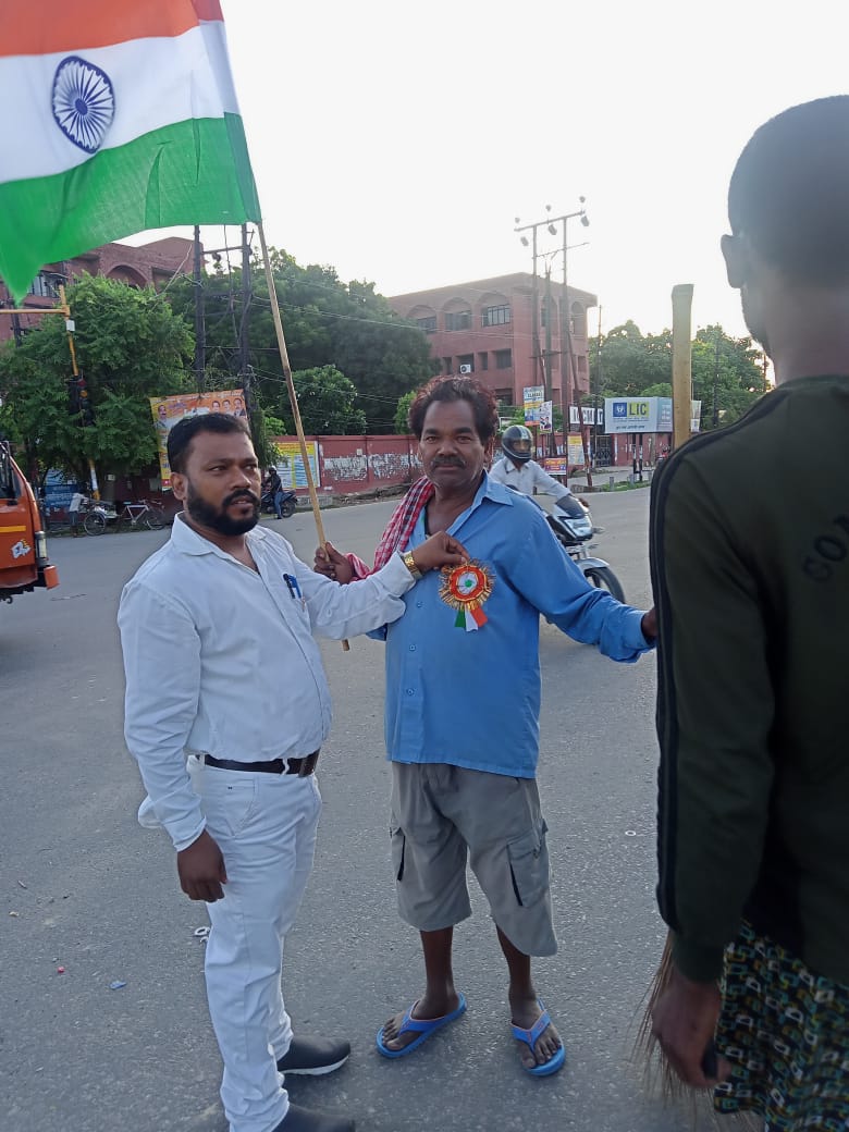 NayabAmit's tweet photo. आज #AAVF के तत्वधान मैं आजादी के अमृत महोत्सव पर एक वर्ग ऐसा है जो आजाद तो हो गया पर पूर्ण रूप से अभी आजाद नहीं हुआ है जिन्हें आज 75 वर्ष के बाद भी छुआछूत जैसी घटनाओं से जूझना पड़ता है आज उन्हीं सफाई सैनिकों व  सफाई नायक  को #AAVF  द्वारा सम्मानित किया गया https://t.co/AFfRKjDyOY