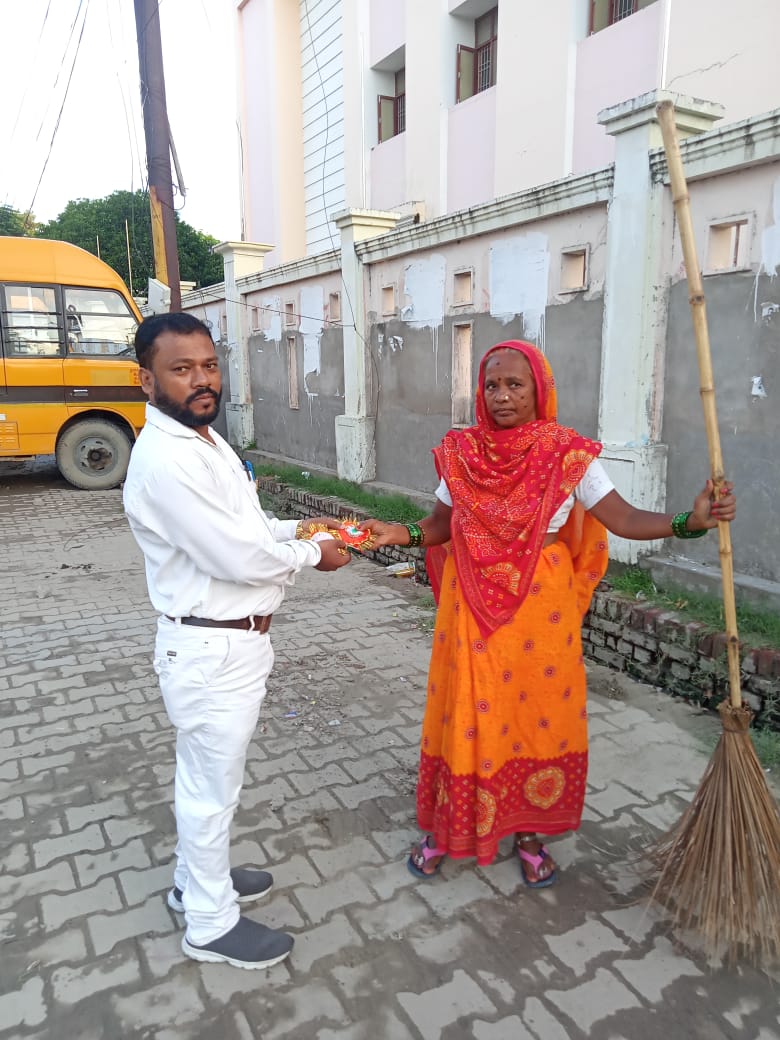 NayabAmit's tweet photo. आज #AAVF के तत्वधान मैं आजादी के अमृत महोत्सव पर एक वर्ग ऐसा है जो आजाद तो हो गया पर पूर्ण रूप से अभी आजाद नहीं हुआ है जिन्हें आज 75 वर्ष के बाद भी छुआछूत जैसी घटनाओं से जूझना पड़ता है आज उन्हीं सफाई सैनिकों व  सफाई नायक  को #AAVF  द्वारा सम्मानित किया गया https://t.co/AFfRKjDyOY