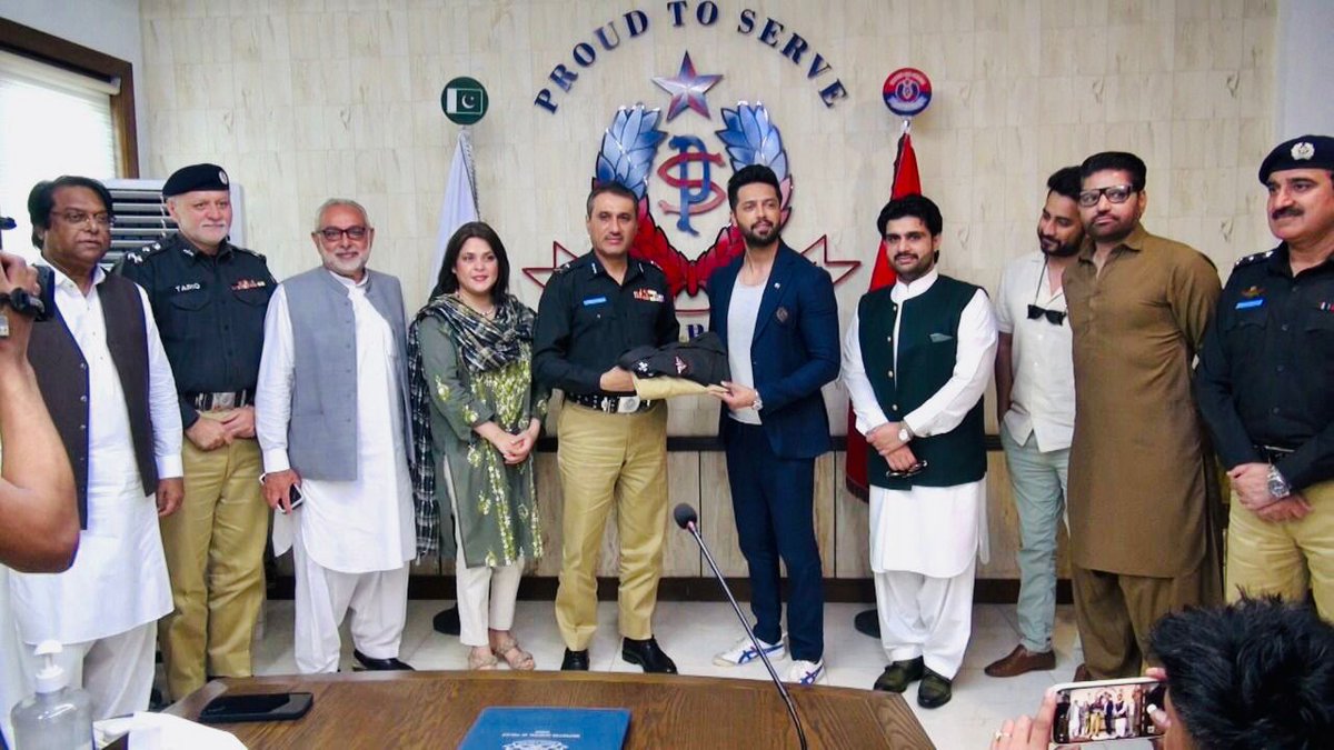 IG Sindh GN Memon honoured @FahadMustafa26 with the title of Honorary Police Officer for his brilliant performance in #QuaideAzamZindabad. Chairman LCA Sindh @SyedKumailHShah, CEO Star News @IamHaiderSN, Producers @Fizza999 @NabeelQureshi were also present.
#SalamSipahiJiyoJawan