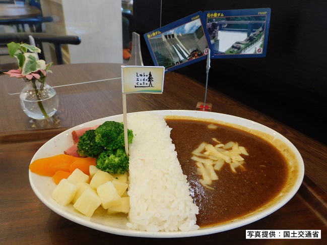 gov_online's tweet photo. ／
この夏 #ダム見学 に行きませんか？
＼

洪水から命を守り、電力を生み出し、私たちの暮らしを支えるダム。
観光で訪れる人も多く、ダムをイメージした #ダムカレー や、 #ダムカード も人気です。
現地見学でダムをもっと知ってみませんか。
https://t.co/NqtkwJfK7D https://t.co/NTnTj0olKj