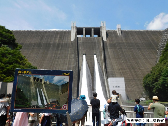 gov_online's tweet photo. ／
この夏 #ダム見学 に行きませんか？
＼

洪水から命を守り、電力を生み出し、私たちの暮らしを支えるダム。
観光で訪れる人も多く、ダムをイメージした #ダムカレー や、 #ダムカード も人気です。
現地見学でダムをもっと知ってみませんか。
https://t.co/NqtkwJfK7D https://t.co/NTnTj0olKj