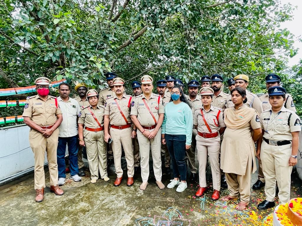 ShoMarket's tweet photo. On the occasion of Independence Day, hoisted the National Flag at Market Police Station.
#HappyIndependenceDay 🇮🇳
#75YearsOfIndipendence
#IndiaAt75
#AzadiKaAmritMahostsav https://t.co/5X17FTCPnY