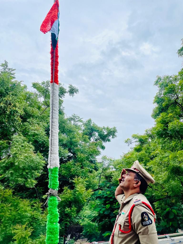 ShoMarket's tweet photo. On the occasion of Independence Day, hoisted the National Flag at Market Police Station.
#HappyIndependenceDay 🇮🇳
#75YearsOfIndipendence
#IndiaAt75
#AzadiKaAmritMahostsav https://t.co/5X17FTCPnY