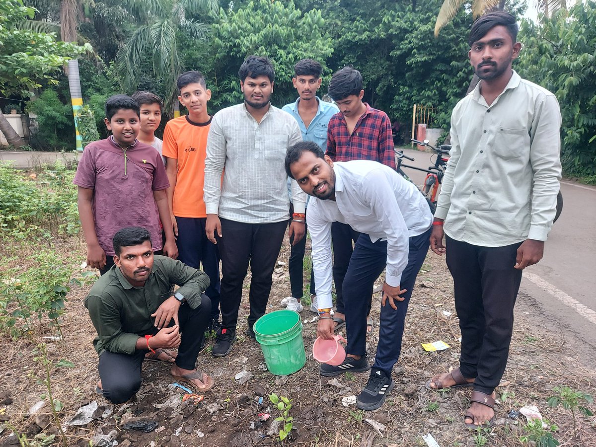 ABVPBaramati's tweet photo. अखिल भारतीय विद्यार्थी परिषद बारामती शाखेच्या वतीने बारामती शहराच्या कार्यालया शेजारी वृक्षारोपण करण्यात आले. यावेळी पश्चिम महाराष्ट्र प्रदेशमंत्री अनिल ठोंबरे व इतर कार्यकर्ते उपस्थित होते. https://t.co/0ZSNy2uXFK