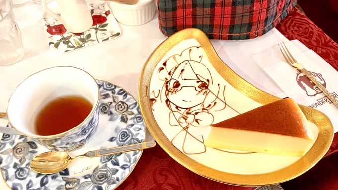 メイド喫茶なうお皿の上可愛すぎてどうやって食べればいいのこれ…… 