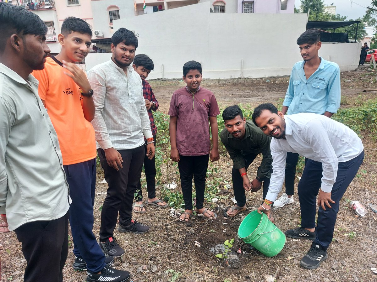 ABVPBaramati's tweet photo. अखिल भारतीय विद्यार्थी परिषद बारामती शाखेच्या वतीने बारामती शहराच्या कार्यालया शेजारी वृक्षारोपण करण्यात आले. यावेळी पश्चिम महाराष्ट्र प्रदेशमंत्री अनिल ठोंबरे व इतर कार्यकर्ते उपस्थित होते. https://t.co/0ZSNy2uXFK
