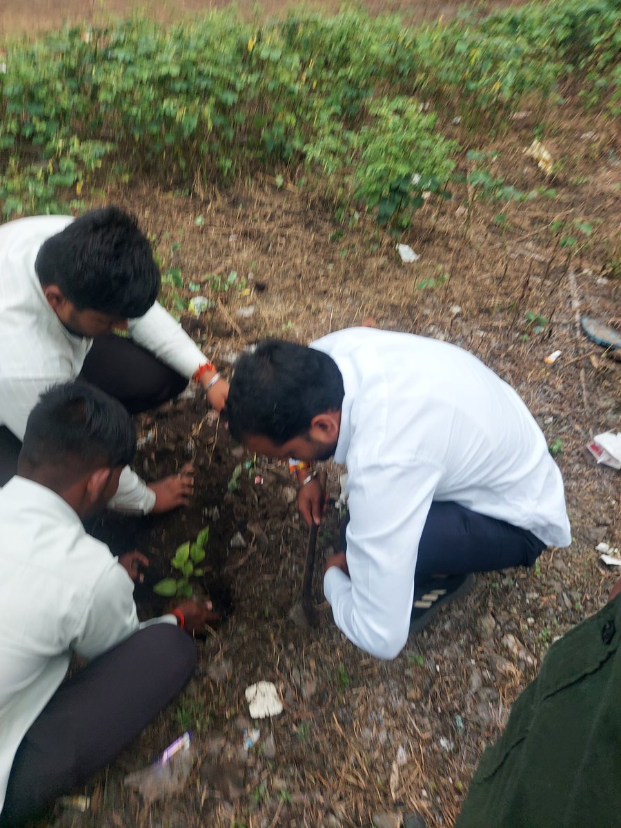 ABVPBaramati's tweet photo. अखिल भारतीय विद्यार्थी परिषद बारामती शाखेच्या वतीने बारामती शहराच्या कार्यालया शेजारी वृक्षारोपण करण्यात आले. यावेळी पश्चिम महाराष्ट्र प्रदेशमंत्री अनिल ठोंबरे व इतर कार्यकर्ते उपस्थित होते. https://t.co/0ZSNy2uXFK