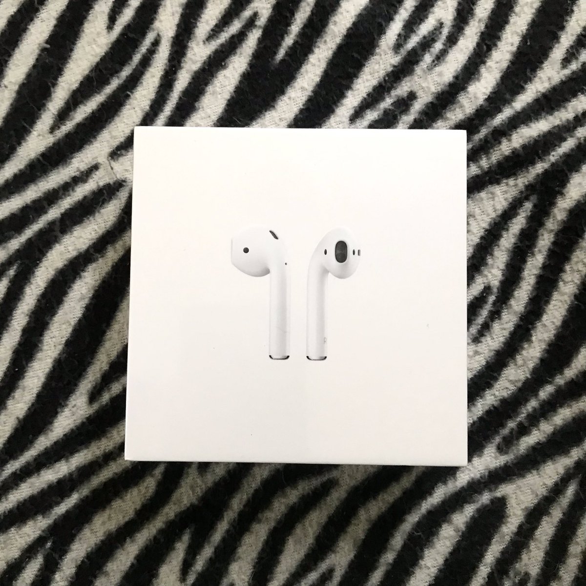 gyumincart's tweet photo. [ PHP 200 GIVEAWAY. Just rt &amp; like]

wts lfb ph ; sealed airpods 2nd gen
— Php 6500 only
— rfs: bought with macbook 
— mop: gcash/bank transfer
— loc: sta. rosa, laguna

dm me if interested! thank you. https://t.co/aLc9IZPBK7