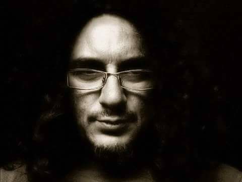 Cuando un general desfilaba victorioso por las calles de Roma, tras él un siervo se encargaba de recordarle las limitaciones de la naturaleza humana, con el fin de no caer en la soberbia.Pronunciando esta frase: ¡Mira tras de ti! Recuerda que eres un hombre" (y no un dios).