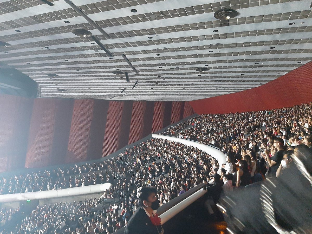 El primer concierto del MOTOMAMI TOUR en Latinoamérica sold out, más de 10 mil personas en CDMX. Mañana Rosalía regresará y se presentará de nuevo haciendo sold out! <a href="/rosalia/">R O S A L Í A</a>