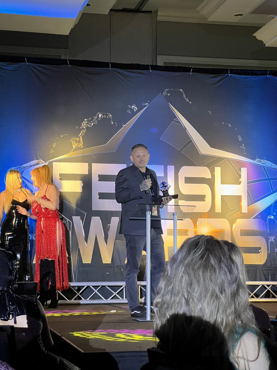 Beauties_Bound's tweet photo. It was a joy to watch you @ShinyRigger win your award! I truly loved your speech as a long time fan and first time @FetishCon attendee!
Inspirational and I canโt wait to see what you and your friends do next! ๐ฅ #fetishcon #fetcon #shinybound https://t.co/omBvgrQi4g