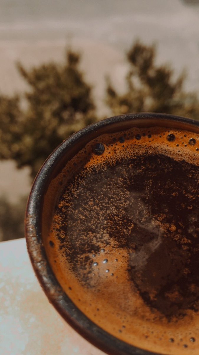 Döke döke getirdiğim kahvemle dünya telaşımız başladı olsun ben zaten köpüksüz seviyorum🤍