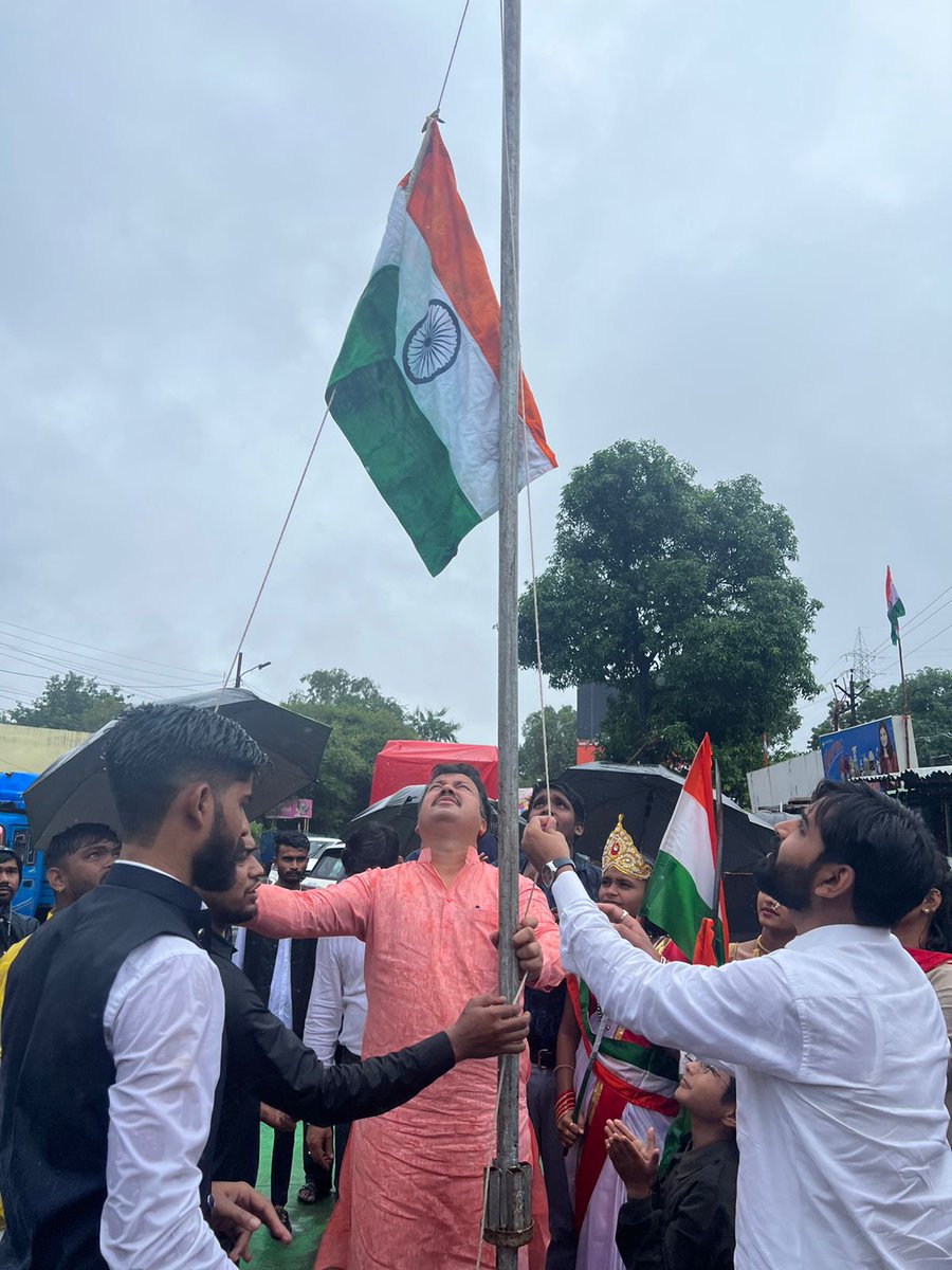 ABVPVoice's tweet image. Celebrating the spirit of nationalism, Shri @AshishSainram, National Org. Secretary, ABVP celebrated the 75th anniversary of regaining our sovereignty, by hoisting Tricolor under #EkGaonEkTiranga campaign and distribution of sweets with karyakartas and local kids in Bhopal.