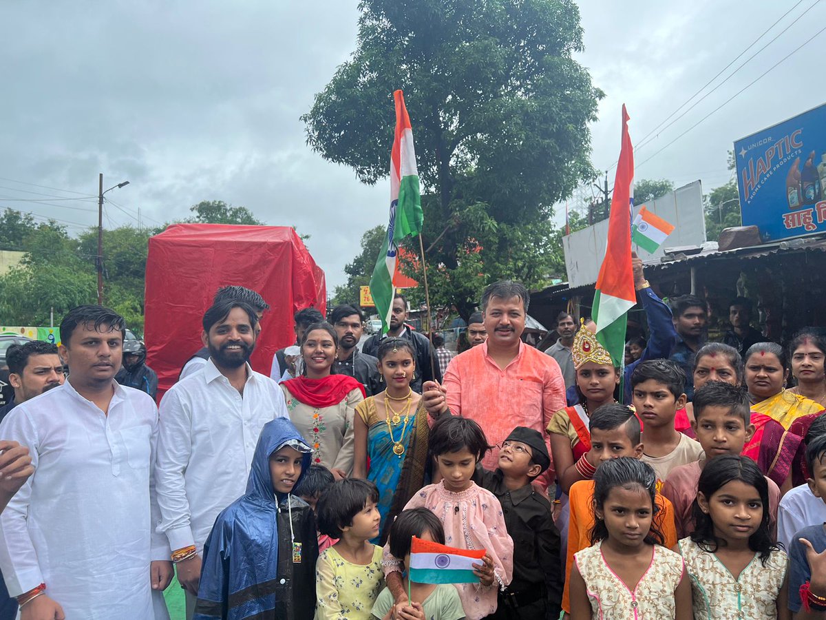 ABVPVoice's tweet image. Celebrating the spirit of nationalism, Shri @AshishSainram, National Org. Secretary, ABVP celebrated the 75th anniversary of regaining our sovereignty, by hoisting Tricolor under #EkGaonEkTiranga campaign and distribution of sweets with karyakartas and local kids in Bhopal.