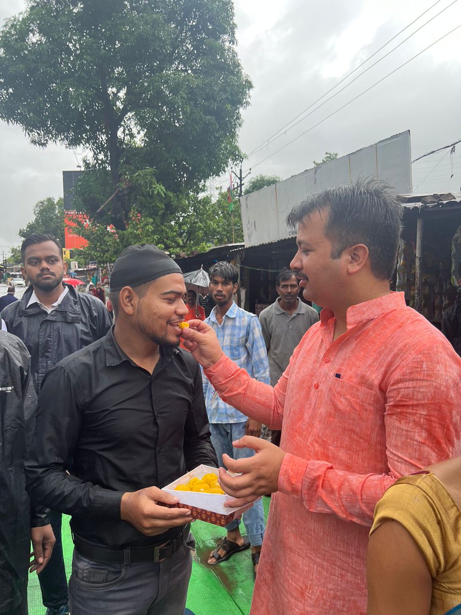 ABVPVoice's tweet image. Celebrating the spirit of nationalism, Shri @AshishSainram, National Org. Secretary, ABVP celebrated the 75th anniversary of regaining our sovereignty, by hoisting Tricolor under #EkGaonEkTiranga campaign and distribution of sweets with karyakartas and local kids in Bhopal.