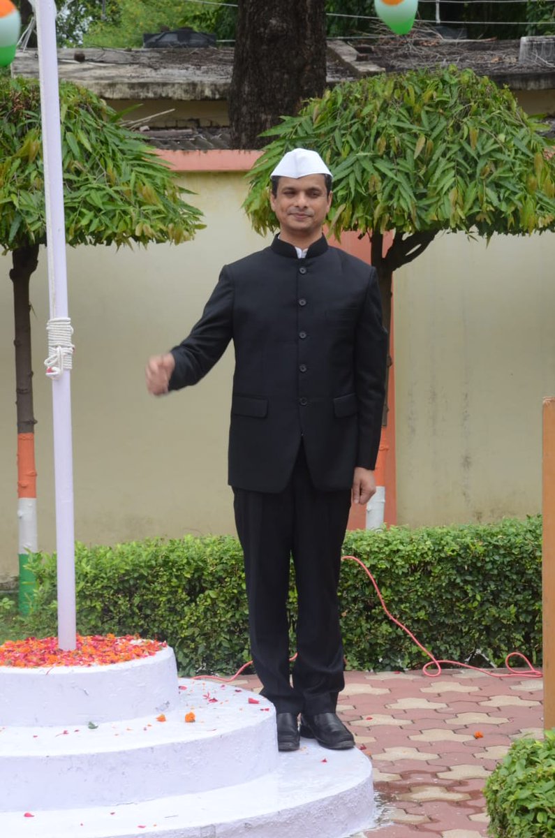 आज स्वतंत्रता दिवस की 75 वीं वर्षगाठ के शुभ अवसर पर प्रबंध निदेशक महोदय, पू०वि०वि०नि०लि० वाराणसी द्वारा मुख्यालय परिसर में ध्वजारोहण किया गया।
#आज़ादी_का_अमृत_महोत्सव2022 <a href="/CMOfficeUP/">CM Office, GoUP</a> <a href="/aksharmaBharat/">A K Sharma</a> <a href="/ChiefSecyUP/">S.P. Goyal, Chief Secretary, GoUP</a> <a href="/EMofficeUP/">Energy Minister Office UP</a> <a href="/UPPCLLKO/">UPPCL</a> <a href="/UppclChairman/">CMD UPPCL</a>