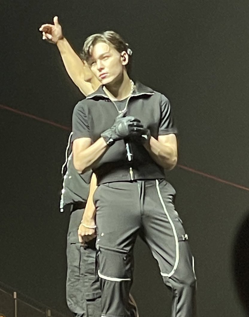 taesdedos's tweet image. MY G I AM LOOKING #REAAL