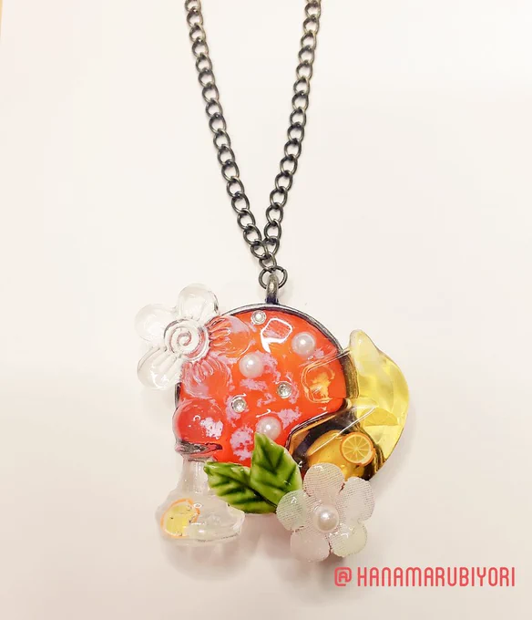 最近作ったオリジナルのレジンアクセサリー。ペンダントはゴテゴテしたのを作るのが好き。お花の方はイヤーカフ。 #レジン #ハンドメイド 