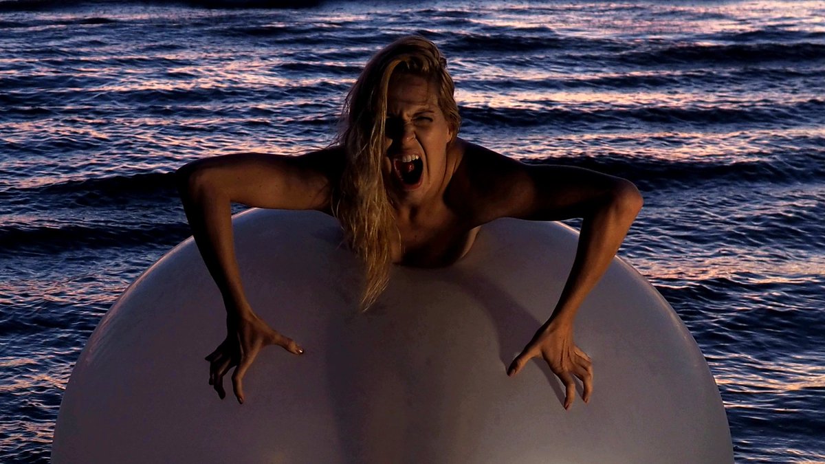 tom_schoemaker's tweet photo. Model @FannyM_model 

#beach #Zandvoort #supermodel #expressive #sea #giantballoon #strand #zee #reuzeballon #expressief #surf #branding #anger #anxiety #frustration #woede #spanning #frustratie https://t.co/aWCrfDn7ym