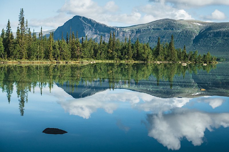OutdoorsMH's tweet photo. Early morning waiting for the boat. Skierffe to the left, the destination for later that day ⠀⠀⠀⠀

July 2022 #ultralightbackpacking #hiking #backpacking #sweden #hiking #stfturist #skierfe #rapadalen #sarek #sareknationalpark #lájtávrre https://t.co/qKT61P228U