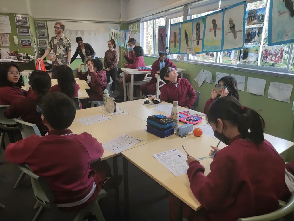 TMOS_ARC's tweet photo. Our #Outreach team from the #UTS node of #TMOS had a blast presenting our Story of Light workshop to classes 5F and 6J at Earlwood Public School this morning!
Thanks so much for having us! 
#ScienceWeek #TMOSScienceWeek https://t.co/y65JNMoFay