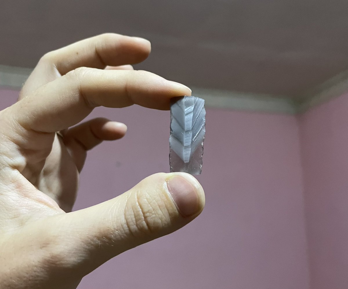 marie_orange24's tweet photo. Pretty impressive how band flow in this #obsidian from Geghasar created a geometric pattern on this blade fragment 🤩 #archaeology #lithics #caucasus #nakhchivan #chalcolithic https://t.co/3Cn2qexmql