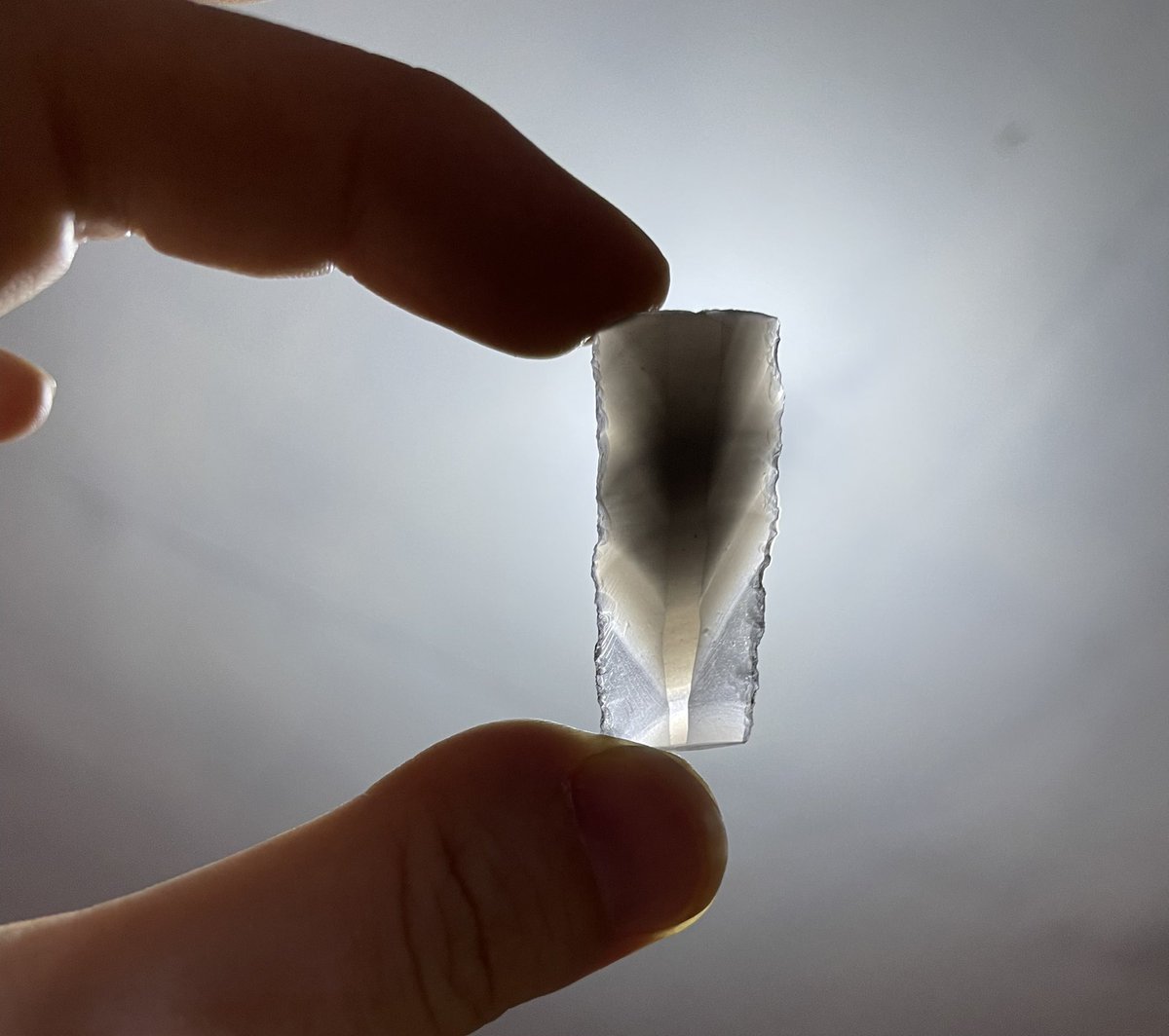 marie_orange24's tweet photo. Pretty impressive how band flow in this #obsidian from Geghasar created a geometric pattern on this blade fragment 🤩 #archaeology #lithics #caucasus #nakhchivan #chalcolithic https://t.co/3Cn2qexmql