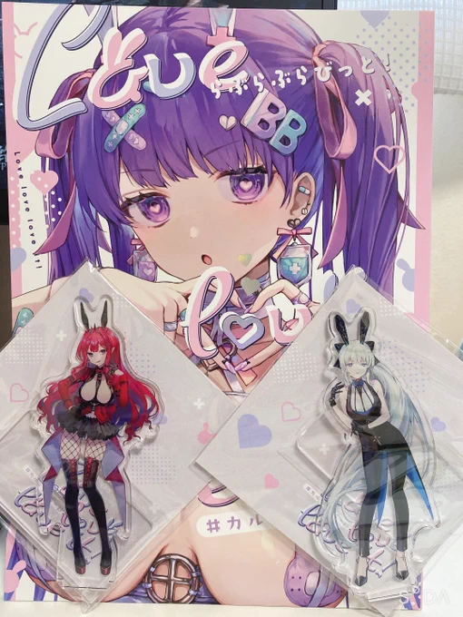 びびさんの新刊セットモルトリアクスタ今回絶対確保したかった新刊セット!印刷で紫めっちゃ難しい(自分も今回ちょっとやらかした)のですがBBちゃんの髪がめっちゃ綺麗で肌の柔らかさも表紙のマット加工が印象をねっとりせずにかわいいイラストにあってた… 